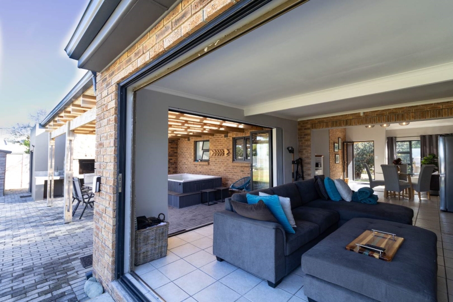 4 Bedroom Property for Sale in Sandbaai Western Cape